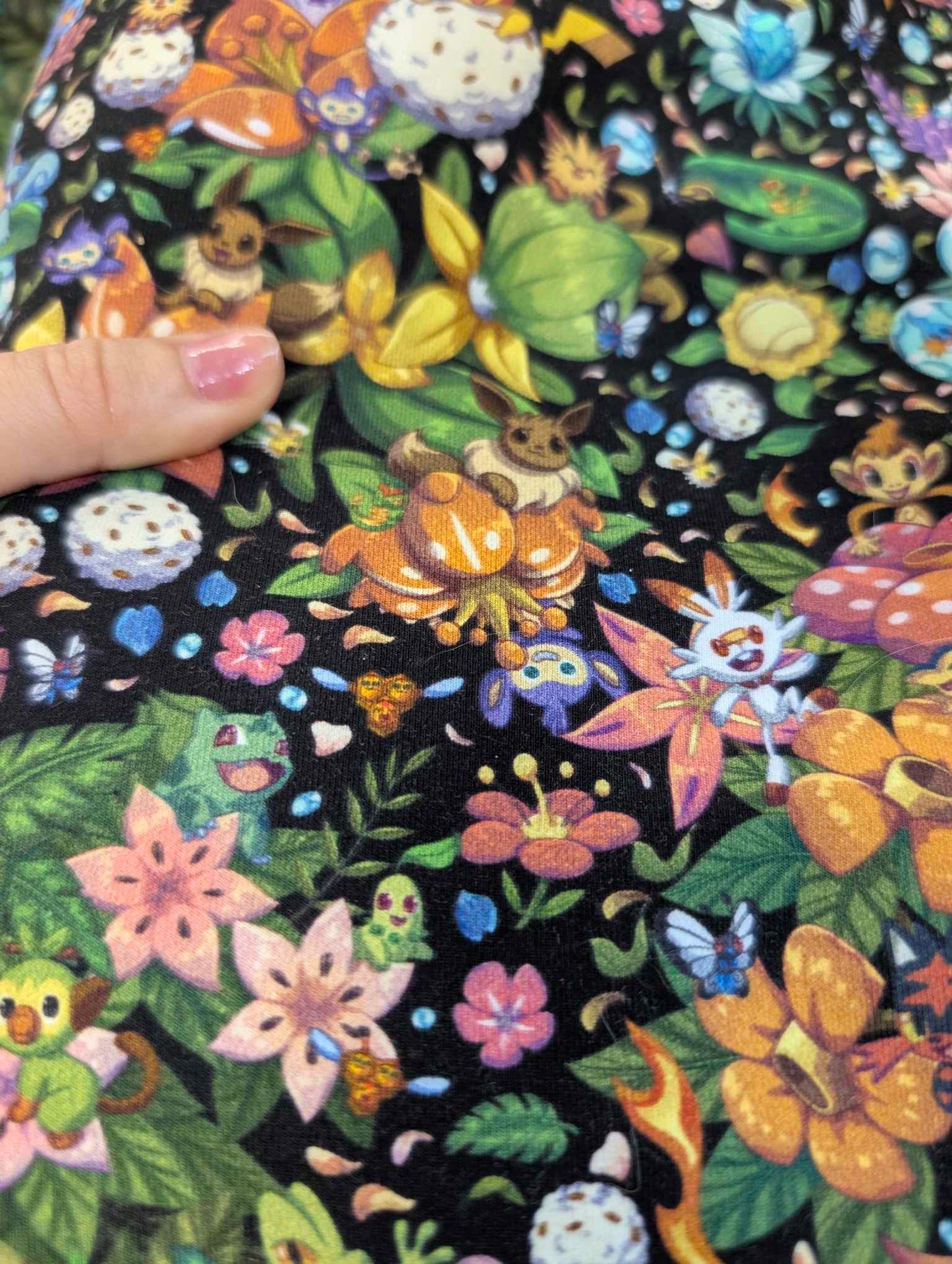 RETAIL FABRIC FLAWED Floral Starter Small Scale Cotton Spandex BLK