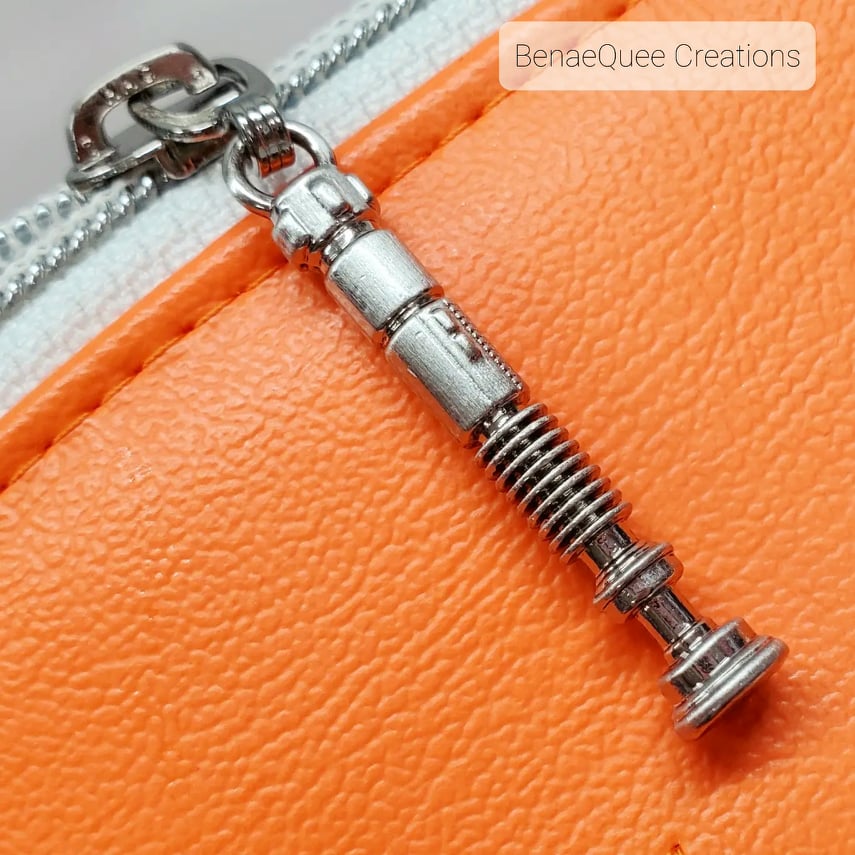 RETAIL Hardware 3D Hero Saber #5 Zipper Pull